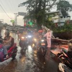 Pasca Hujan Deras, Polres Metro Depok Evakuasi Pohon Tumbang dan Baliho Rubuh