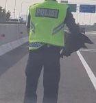 Bripda Lukman Personil Induk PJR Tol BSD Korlantas Polri Polantas Karib Mengamankan Bamper Mobil yang Terjatuh di Bahu Jalan Tol MTN Tangerang