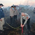 Turun Langsung ke Titik Api, Kapolda Kalsel Pimpin Pemadaman Karhutla di Banjarbaru dan Terapkan Metode Gambut Injection