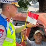 Polantas di Bekasi Sapa Ojol hingga Angkot, Bagikan Bendera Merah Putih