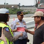 Personil PJR Induk BSD Korlantas Polri Memberikan Edukasi untuk Mobil Over Dimension dan Over Load