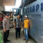 Personel Polsek Danau Teluk Ulurkan Tangan Bantu Warga Terlantar, Kembalikan ke Daerah Asal di Perawang