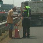 Jumat Berkah Membawa Berkah Bripka Taufan Untuk Membagikan Nasi Kotak Pada Sopir yang Mengalami Rusak Mobilnya