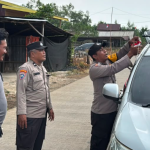 Sambut Hari Kemerdekaan ke-81 RI, Kapolsek Mendahara Ilir Bersama Personel Bagikan Bendera Merah Putih kepada Pengendara Gelorakan Rasa Cinta Tanah Air 