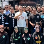 Berbaur Bersama Masyarakat dan Anggota Perguruan Silat, Kapolrestabes Surabaya Pantau Pemasangan Alarm Motor Gratis dan Ajak Sinergi Jaga Kamtibmas