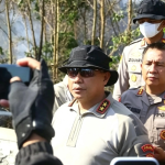 Tangani Kebakaran Lahan di Guntung Damar, Dansat Brimob Polda Kalsel Dampingi Kapolda Uji Coba Tepung Racun Api dari Mabes Polri