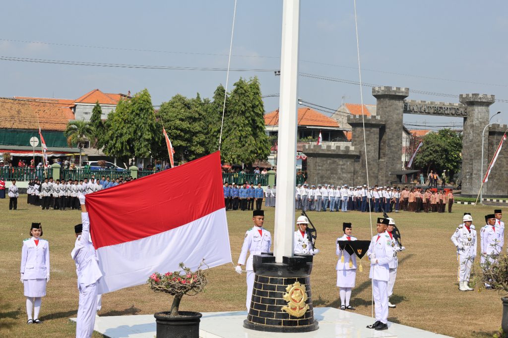 Kapolres Pasuruan Kota Hadiri Upacara Peringatan Detik-Detik Proklamasi Kemerdekaan Republik Indonesia ke-81 di Yon Zipur 10