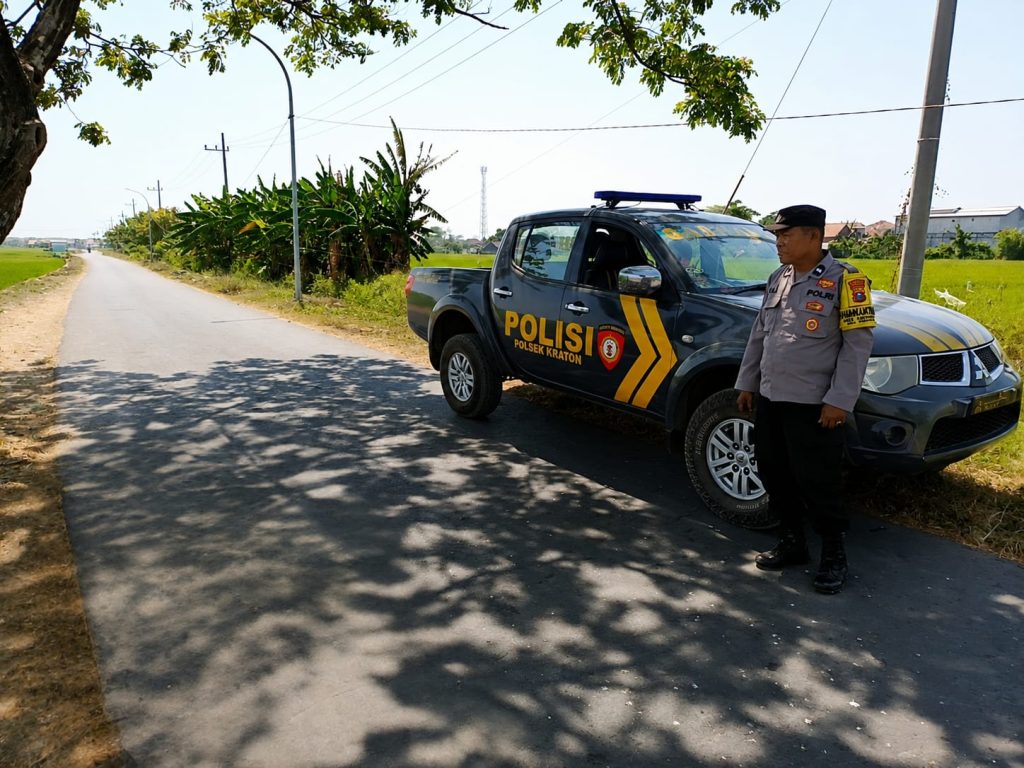 Jaga Kamtibmas Jelang Salat Jumat, Polsek Kraton Gelar Patroli Presisi di Curahdukuh