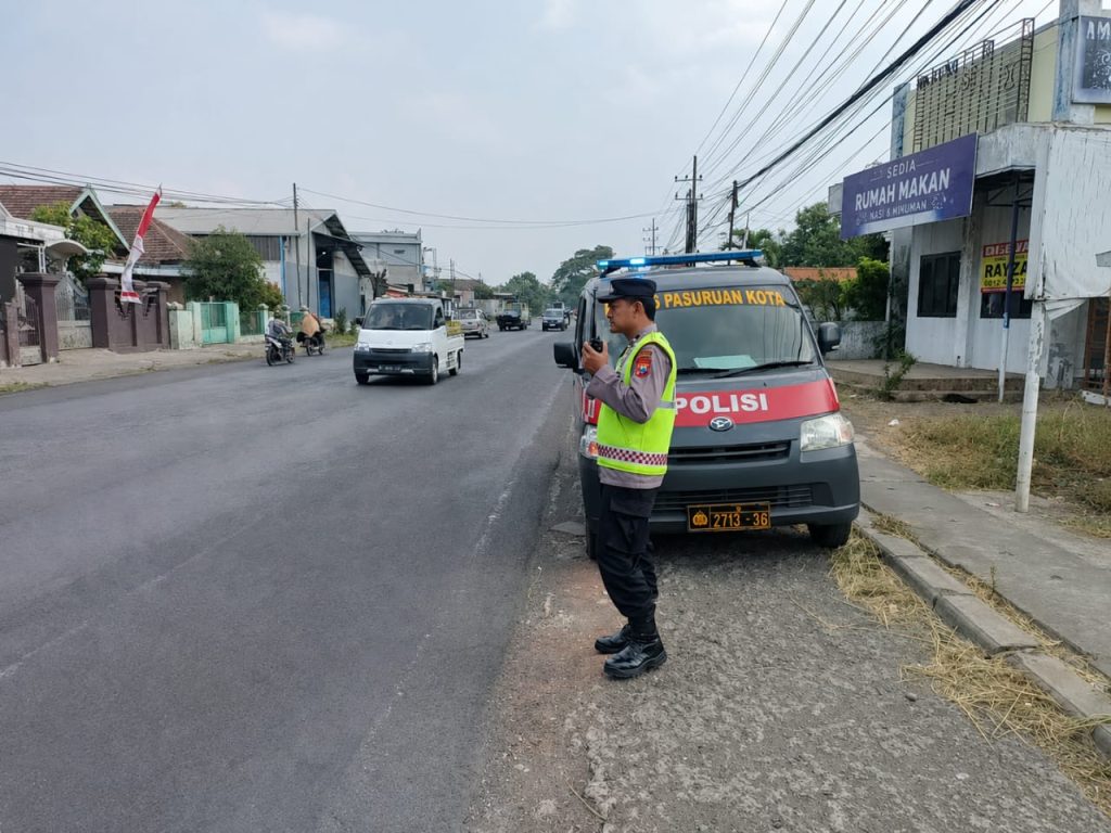 Patroli Polsek Rejoso Dukung Kelancaran dan Keamanan Jamaah Haul KH Abdul Hamid ke-45