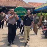 Sisi Humanis Kapolsek Bugul Kidul Bantu Bopong Keranda Jenazah Warganya