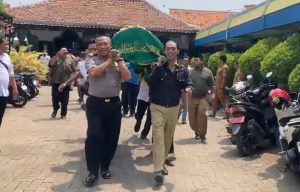 Sisi Humanis Kapolsek Bugul Kidul Bantu Bopong Keranda Jenazah Warganya