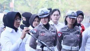 pakor-polwan-polda-kalbar-akbp-novalina-tarihoran-memberikan-arahan-kepada-personel-polwan-dalam-kegiatan-gaktibplin-di-lapangan-jananuraga-polda-kalbar-88rSx