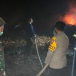 Pukul 21.30 WITA Saat Malam Menyelimuti Banua, Polres HSU Gerak Cepat Jinakkan Karhutla di Banjang