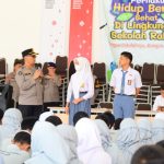 Di Tengah Kabut Asap Karhutla, Brimob Polda Jambi Beri Motivasi serta Perhatian Kesehatan Pelajar Sekolah Rakyat
