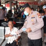 Peduli Kesehatan Masyarakat Polsek Kalideres Dirikan Posko Kesehatan dan Bagikan Masker Diterbus Kalideres