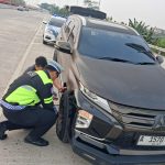 Polantas KARIB Induk PJR BSD Korlantas Polri Bantu Pengendara Ganti Ban Pecah di Tol CSJ