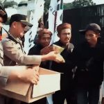 Pelayanan Humanis Polisi Berbagi Roti dan Air di Tengah Aksi