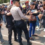 Polda Metro Jaya Bagikan Air Minum dan Roti kepada Peserta Aksi di Silang Selatan Monas