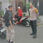 Jaga Jakarta dan Sosialisasikan Layanan Polisi 110, Bhabinkamtibmas Kampung Rawa Komunikasi Langsung dengan Warga