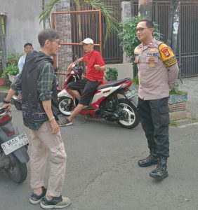 Jaga Jakarta dan Sosialisasikan Layanan Polisi 110, Bhabinkamtibmas Kampung Rawa Komunikasi Langsung dengan Warga