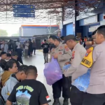 200 Roti Untuk Keluarga Korban KM Virgo 8, Polsek KPL Banjarmasin Hadirkan Kepedulian
