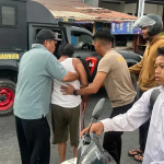 Hendak Menuju Posko Karhutla, Personel Satbrimob Polda Kalsel Gerak Cepat Bantu Pengendara Motor yang Alami Laka Tunggal