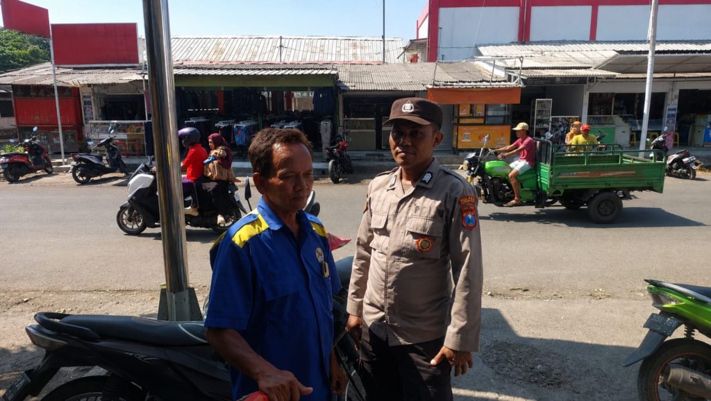 Patroli Harkamtibmas Polsek Nguling, Ajak Masyarakat Peduli Kamtibmas di Lingkungan