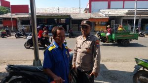 Patroli Harkamtibmas Polsek Nguling, Ajak Masyarakat Peduli Kamtibmas di Lingkungan