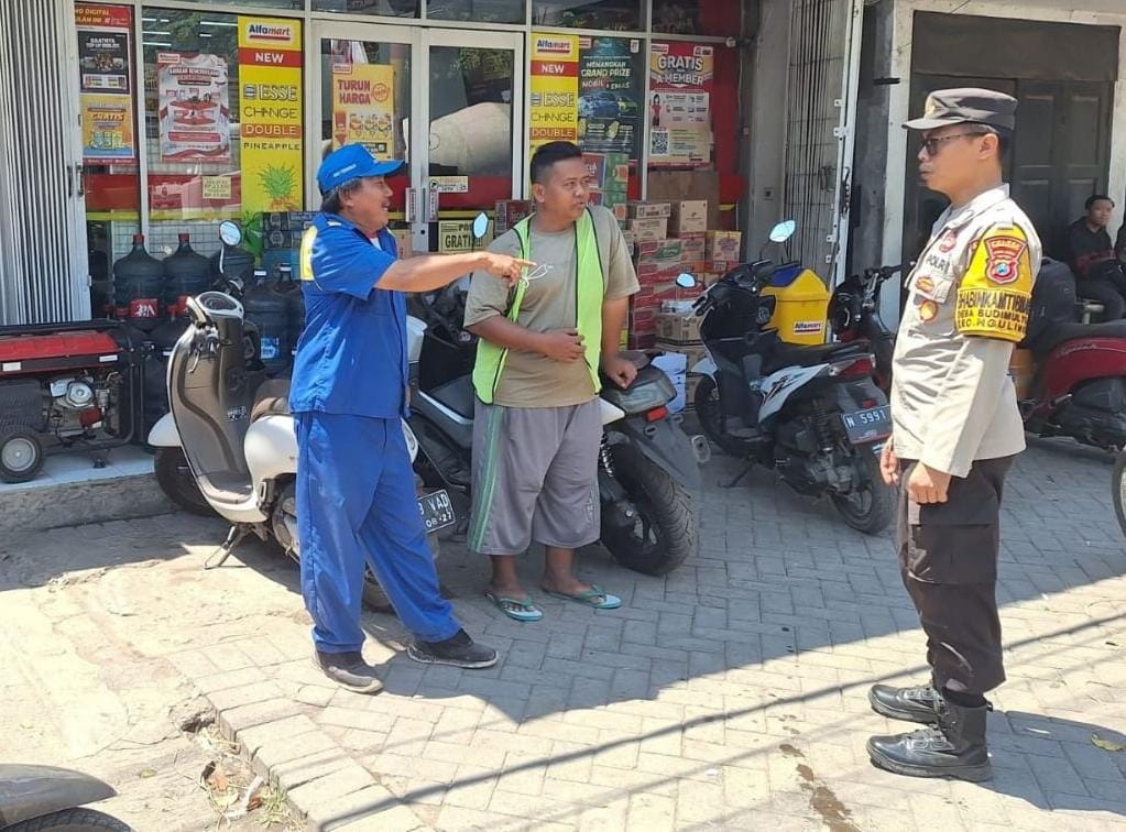 Patroli Dialogis, Polsek Nguling Jalin Komunikasi Kamtibmas dengan Petugas Parkir