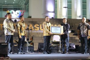 Moment Peringatan Hari Jadi Kabupaten Pasuruan Ke-1097, Bupati Pasuruan Serahkan Apresiasi Penghargaan Kepada Polres Pasuruan Kota