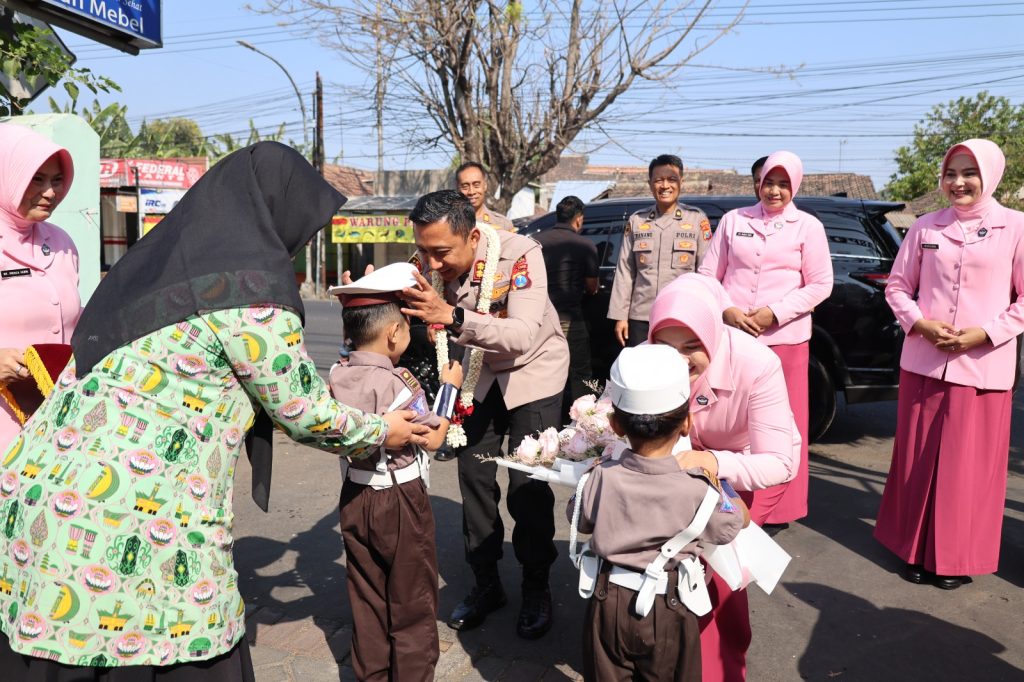 Kapolres Pasuruan Kota Kunjungi TK Kemala Bhayangkari 22, Berikan Semangat dan Motivasi Kepada Generasi Penerus