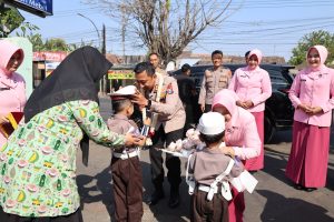 Kapolres Pasuruan Kota Kunjungi TK Kemala Bhayangkari 22, Berikan Semangat dan Motivasi Kepada Generasi Penerus