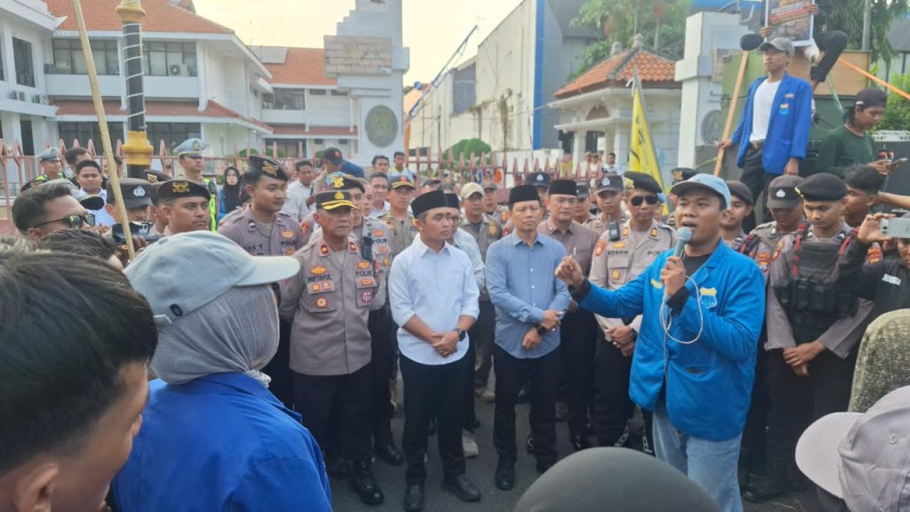 Polres Pasuruan Kota Kawal Aksi Damai PC PMII Dan Aliansi BEM Pasuruan Raya, Pastikan Penyampaian Aspirasi Berjalan Aman Dan Kondusif