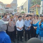 Polres Pasuruan Kota Kawal Aksi Damai PC PMII Dan Aliansi BEM Pasuruan Raya, Pastikan Penyampaian Aspirasi Berjalan Aman Dan Kondusif