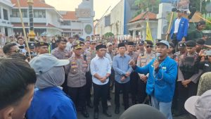 Polres Pasuruan Kota Kawal Aksi Damai PC PMII Dan Aliansi BEM Pasuruan Raya, Pastikan Penyampaian Aspirasi Berjalan Aman Dan Kondusif