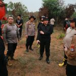 Aksi Cepat Tanggap, Kapolda Kalsel Tinjau Langsung Pemadaman Karhutla di Handil Bakti