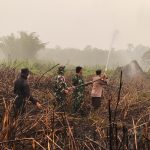 Polsek Amuntai Utara Bersama Tim Gabungan Padamkan Karhutla di Belakang TPA Tebing Liring