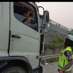Korlantas Polri Ka Induk BSD Kompol Darma Berikan Teguran Humanis kepada Sopir Truk yang Berhenti di Bahu Jalan Tol