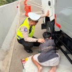Polisi Bersama Masyarakat Dengan Sigap Personil Induk PJR BSD Korlantas Polri Sigap Membantu Pengendara yang Mogok Mobil di Bahu Jalan Tol CSJ