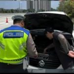 Polisi Bersama Masyarakat Personil Induk PJR BSD Korlantas Polri bantu Pengendara yang Mobilnya Overheat di KM 16 Tol Serbaraja