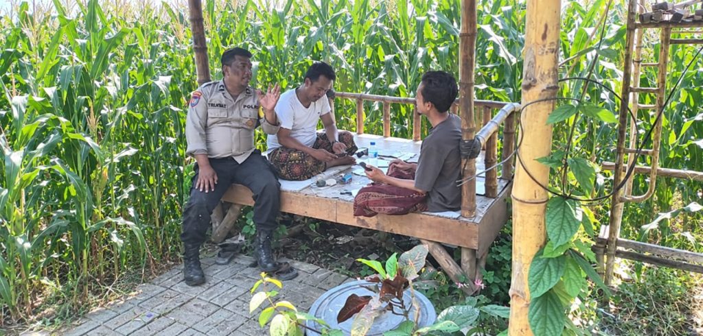 Bhabinkamtibmas Desa Penunggul Hadir di Tengah Petani, Wujudkan Polri yang Humanis