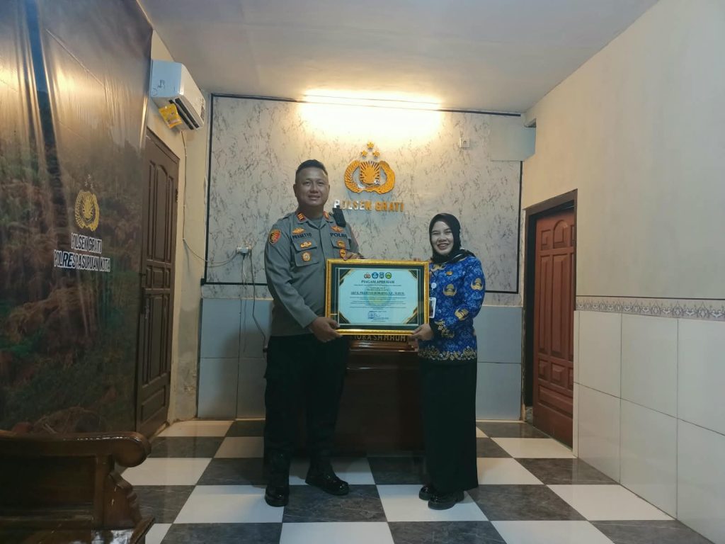 Polsek Grati Terima Penghargaan Atas Dukungan Terhadap Dunia Pendidikan