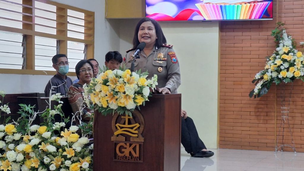 Implementasi Commander Wish Minggu Kasih, Waka Polres Pasuruan Kota Hadiri Ibadah Bersama Umat Kristiani Di Gereja Elakana