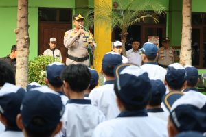 Polri Peduli Pendidikan, Kapolres Pasuruan Kota Jadi Pembina Upacara di MTsN Kota Pasuruan
