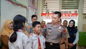 kapolda-metro-jaya-komjen-dadang-hartanto-berkunjung-ke-sdn-gunung-01-kebayoran-baru-jaksel-1791778560399_169